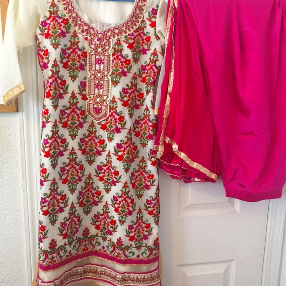 Indian Suit - Picture 1 of 10